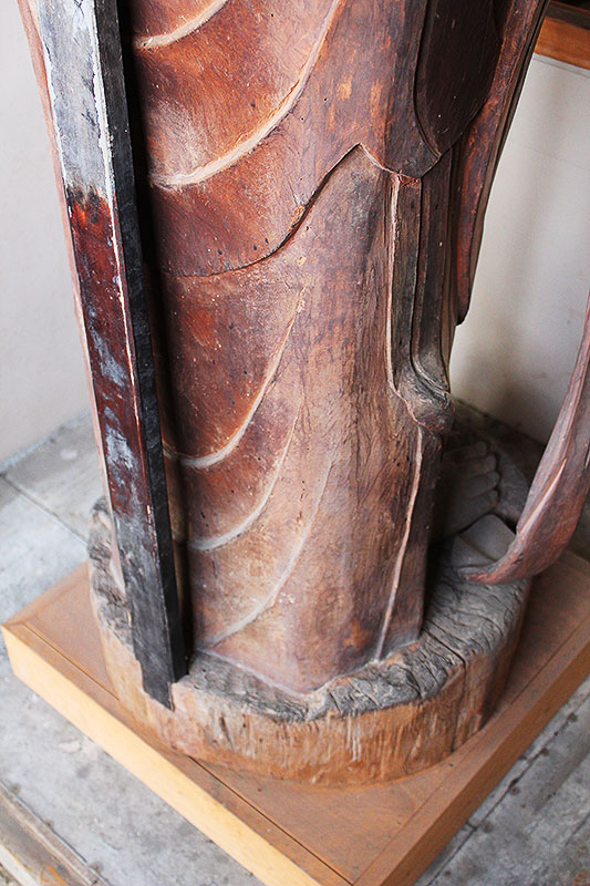 観音菩薩足下の塑像の心木の一部